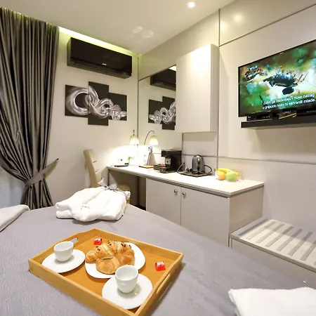 Luxury Kadena Oda ve Kahvaltı 4*